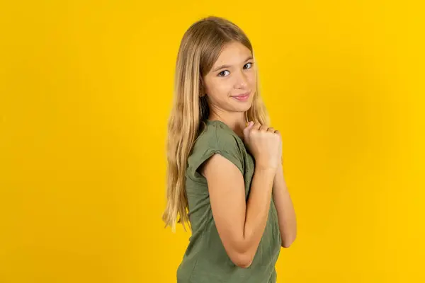 Sarı Arka Planda Haki Rengi Bluz Giyen Sevimli Sarışın Küçük — Stok fotoğraf