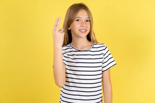 Bella Ragazza Adolescente Caucasica Indossa Maglietta Righe Sfondo Giallo Sorridente — Foto Stock