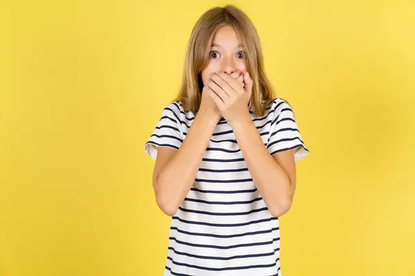 Verbijsterd Mooie Blanke Tiener Meisje Dragen Gestreept Shirt Gele Achtergrond — Stockfoto