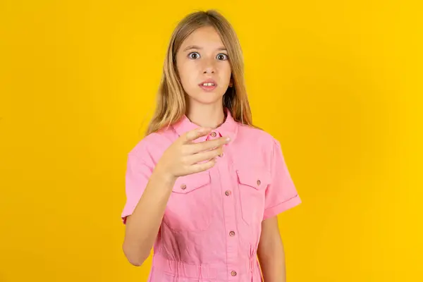 Shocked Girl Wearing Pink Jacket Yellow Background Points You Stunned — Stock Photo, Image