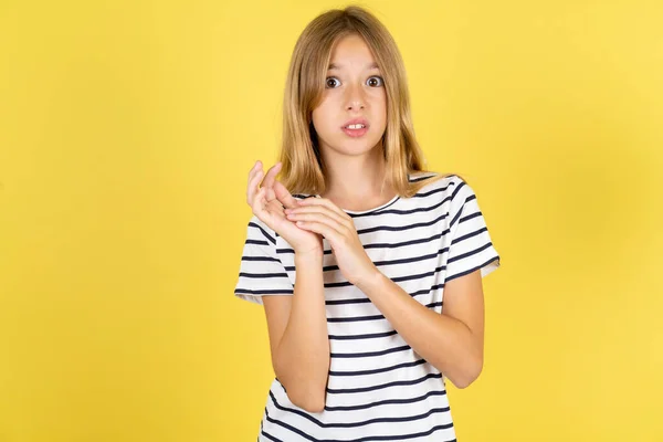 Förvånad Emotionell Vacker Kaukasiska Tonåring Flicka Bär Randig Shirt Över — Stockfoto