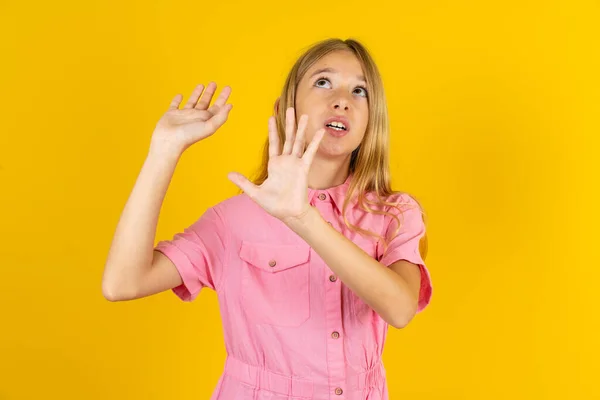 Meisje Dragen Roze Jas Gele Achtergrond Houdt Palmen Naar Voren — Stockfoto