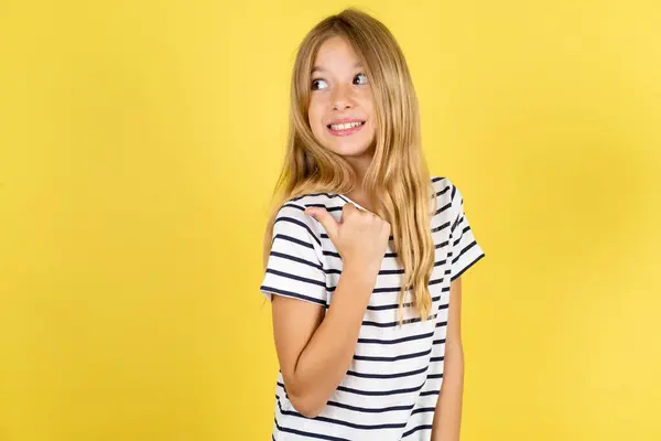Όμορφη Καυκάσια Έφηβος Κορίτσι Φορώντας Ριγέ Shirt Πάνω Από Κίτρινο — Φωτογραφία Αρχείου