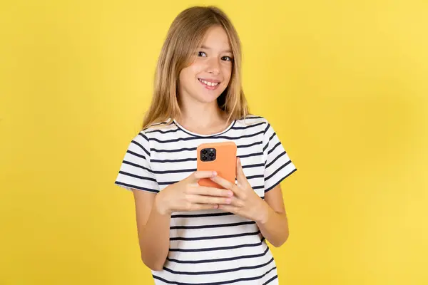 Mooi Kaukasisch Tiener Meisje Dragen Gestreept Shirt Gele Achtergrond Mock — Stockfoto