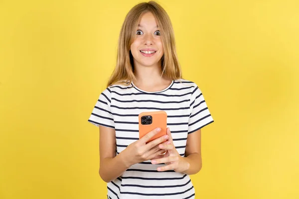 Mooie Kaukasische Tiener Meisje Dragen Gestreept Shirt Gele Achtergrond Houdt — Stockfoto