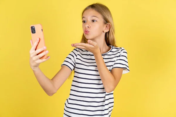 Mooie Kaukasische Tiener Meisje Dragen Gestreept Shirt Gele Achtergrond Blaast — Stockfoto