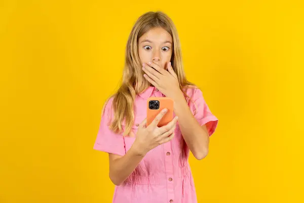 Meisje Dragen Roze Jas Gele Achtergrond Wordt Diep Verrast Staart — Stockfoto