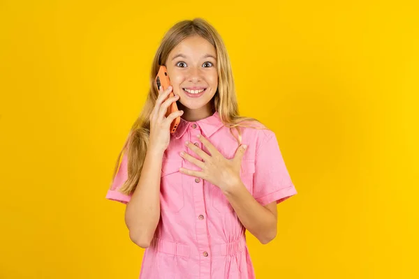 Sarı Arka Plan Konuşmaları Üzerine Pembe Ceket Giyen Gülümseyen Kız — Stok fotoğraf