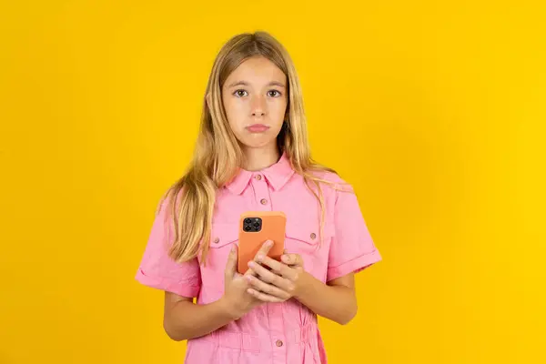 Ontevreden Meisje Dragen Roze Jas Gele Achtergrond Maakt Gebruik Van — Stockfoto