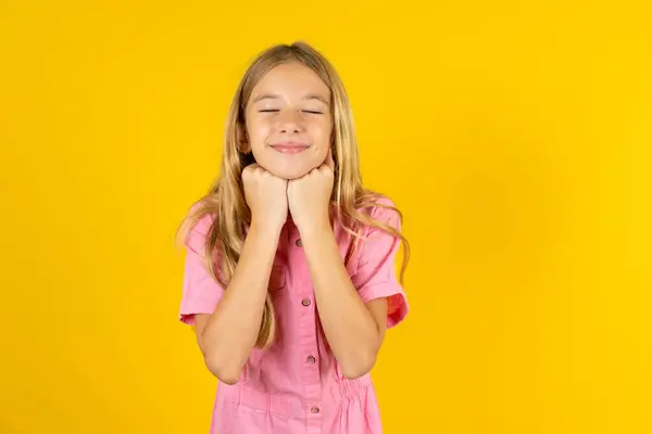 Fröhliches Mädchen Rosa Jacke Über Gelbem Hintergrund Hat Einen Schüchternen — Stockfoto