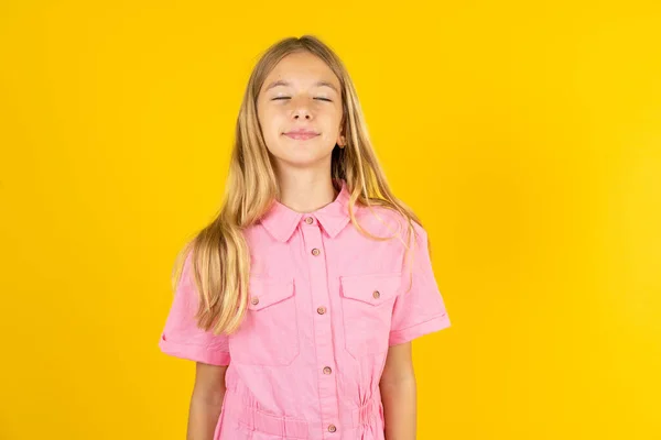 Κορίτσι Φορώντας Ροζ Σακάκι Πάνω Από Κίτρινο Φόντο Ωραίο Αναζητούν — Φωτογραφία Αρχείου