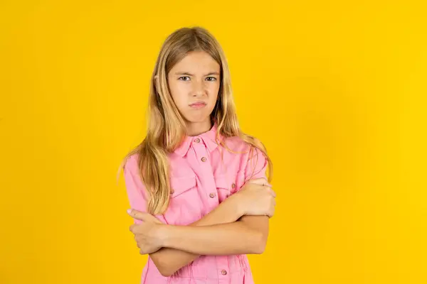 Meisje Draagt Gele Jurk Gele Achtergrond Wijzend Naar Beneden Met — Stockfoto