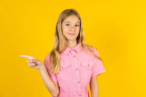 Meisje Het Dragen Van Roze Jas Gele Achtergrond Punten Naast — Stockfoto