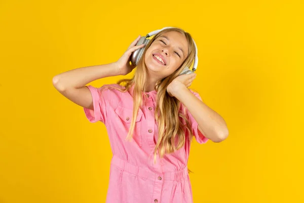 Meisje Dragen Roze Jas Gele Achtergrond Glimlacht Het Algemeen Voelt — Stockfoto