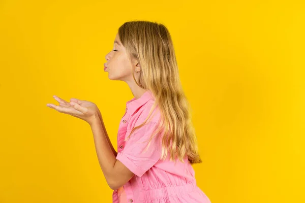 Profil Yan Görüntüsü Pembe Ceketli Çekici Bir Kızın Portresi Sarı — Stok fotoğraf