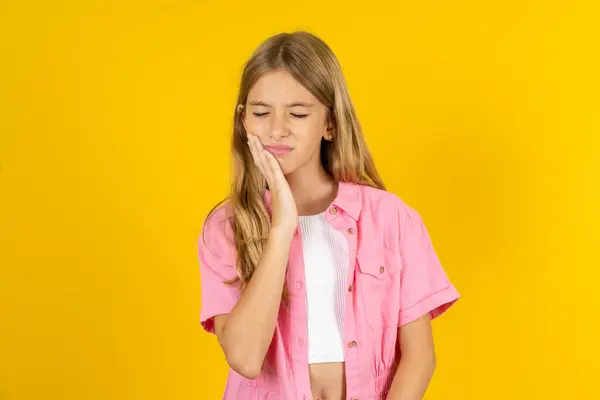 Ragazza Che Indossa Giacca Rosa Sfondo Giallo Con Mal Denti — Foto Stock