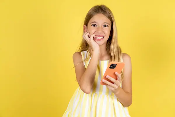Bang Grappig Meisje Dragen Gele Jurk Gele Achtergrond Holding Telefoon — Stockfoto