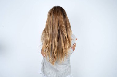 Güzel İspanyol sarışını iş kadını beyaz arka planda mutlu ve pozitif bir şekilde sarılıyor. Sevgi ve özgüven.