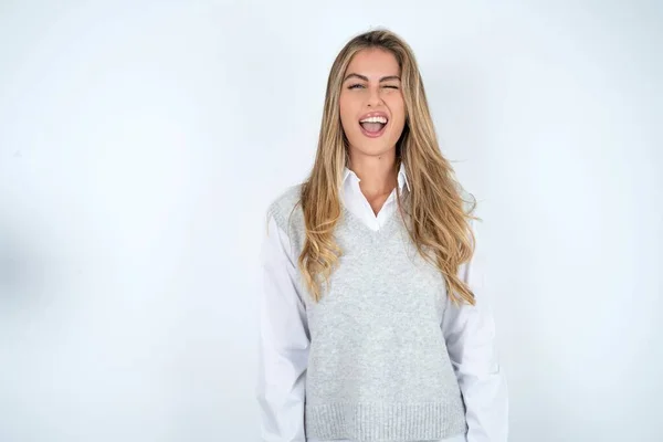 Beyaz Arka Planda Tatlı Dilli Sarışın Kadını Mutlu Bir Şekilde — Stok fotoğraf