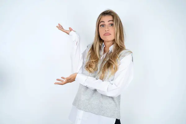 Beautiful Hispanic Blonde Businesswoman White Background Pointing Aside Both Hands — Stock Photo, Image