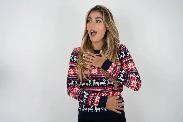 Mulher Loira Bonita Alegre Vestindo Camisola Natal Malha Expressa Emoções — Fotografia de Stock