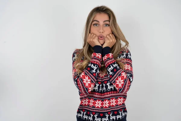 Vacker Blond Kvinna Bär Stickad Jul Tröja Med Förvånad Uttryck — Stockfoto
