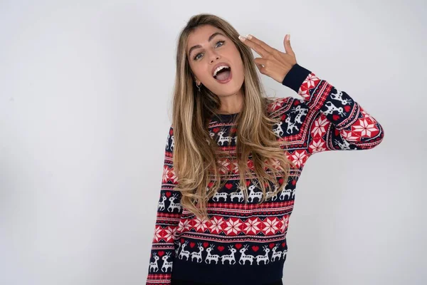 Schöne Blonde Frau Trägt Gestrickten Weihnachtspullover Dummheit Triebe Tempel Mit — Stockfoto