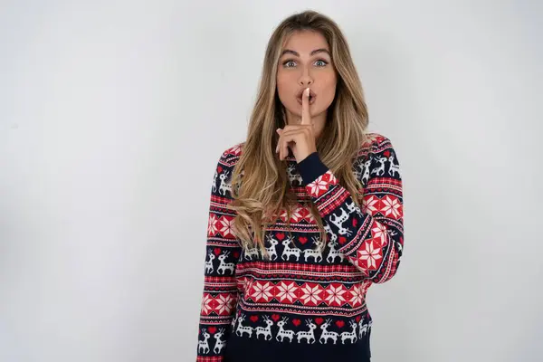 Förvånad Vacker Blond Kvinna Stickad Jultröja Gör Tystnad Gest Håller — Stockfoto