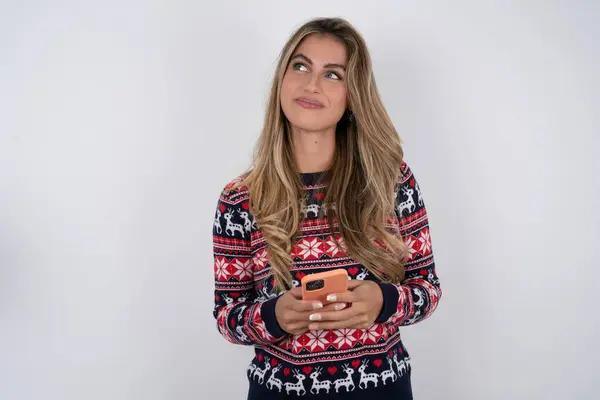 Schöne Blonde Frau Trägt Gestrickten Weihnachtspullover Hält Handy Nutzt High — Stockfoto