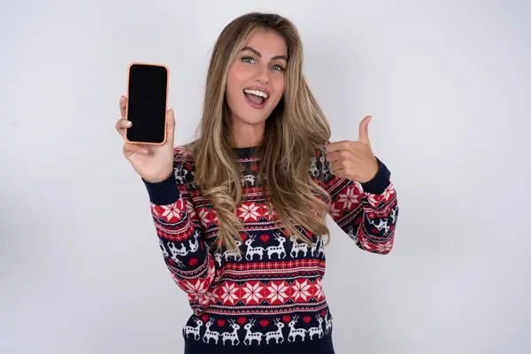 Linda Mulher Loira Vestindo Camisola Natal Malha Mostrar Smartphone Tela — Fotografia de Stock