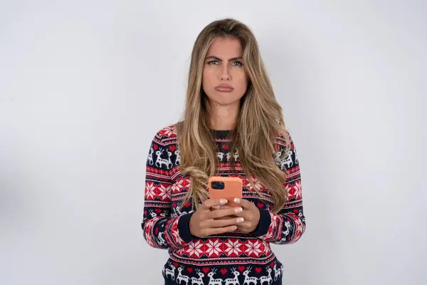 Upprörd Missnöjd Vacker Blond Kvinna Bär Stickad Jul Tröja Använder — Stockfoto