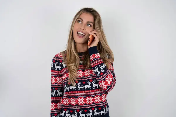 Trevlig Ser Glad Vacker Blond Kvinna Bär Stickad Jul Tröja — Stockfoto