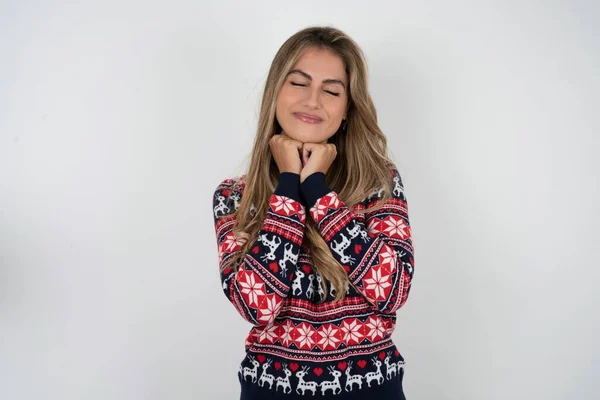 Hermosa Mujer Rubia Con Suéter Navidad Punto Sonríe Alegremente Imagina — Foto de Stock