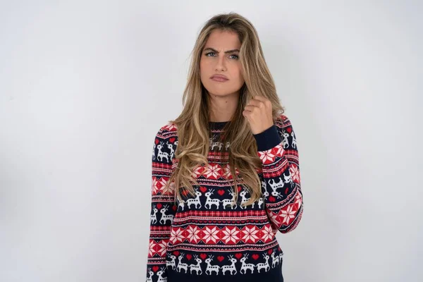 Vacker Blond Kvinna Bär Stickad Jul Tröja Visar Knytnäve Har — Stockfoto
