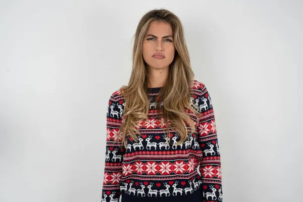 Vacker Blond Kvinna Stickad Jul Tröja Känsla Arg — Stockfoto