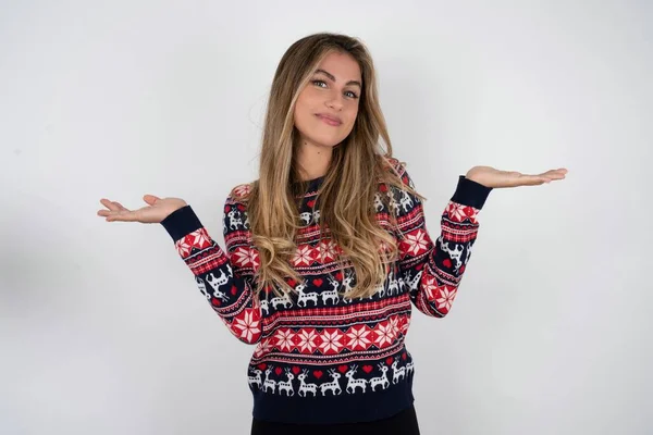 Descuidado Atractivo Hermosa Rubia Mujer Usando Punto Navidad Suéter Encogiéndose — Foto de Stock