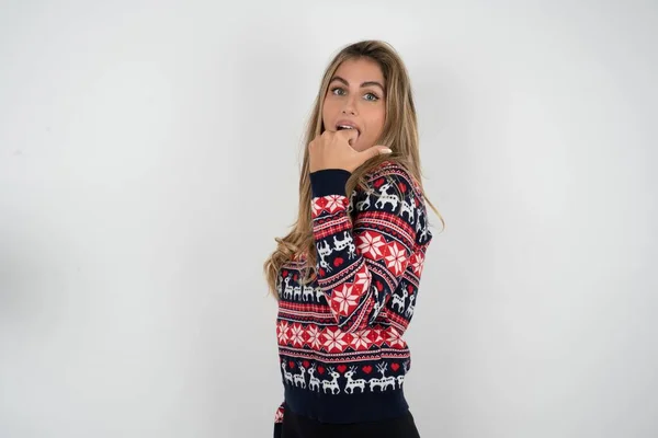 Imponerad Vacker Blond Kvinna Bär Stickad Jul Tröja Peka Tillbaka — Stockfoto