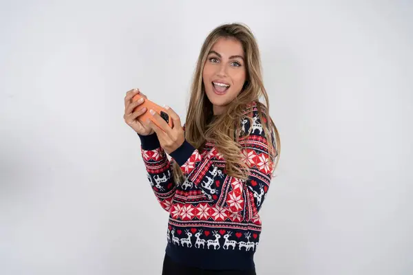 Schöne Süchtig Fröhlich Schöne Blonde Frau Trägt Gestrickten Weihnachtspullover Mit — Stockfoto