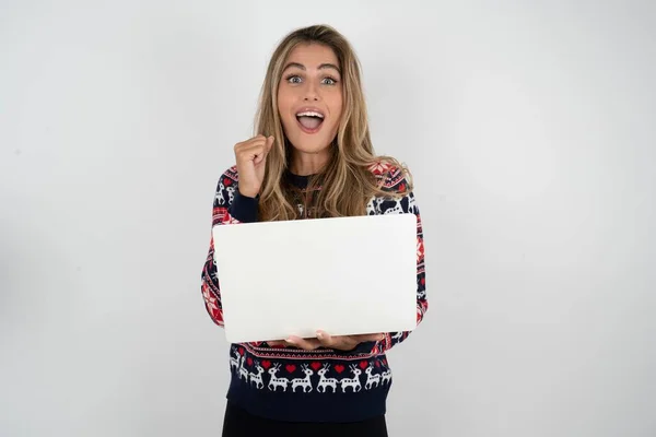 Bela Mulher Loira Vestindo Malha Camisola Natal Segurar Computador Boca — Fotografia de Stock