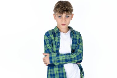 Beyaz arka plan üzerine ekose gömlek giyen ciddi ve yakışıklı genç bir girişimci çapraz el ele tutuşuyor..