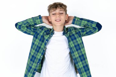 Beyaz arka planda ekose gömlekli yakışıklı bir gencin yakın portresi. Tatilde el ele tutuşmayı hayal ediyor.