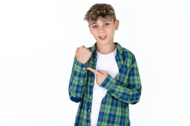 Beyaz arka planda ekose gömlekli yakışıklı bir çocuk. Aceleyle kol saati, sabırsızlık ve rahat bir ifadeyle kameraya bakıyor.