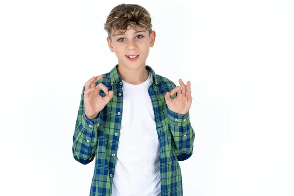 Hezký Dospívající Chlapec Kostkované Košili Přes Bílé Pozadí Ukazující Obě — Stock fotografie