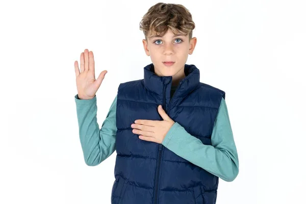 Knappe Blanke Tiener Jongen Blauw Vest Vloeken Met Hand Borst — Stockfoto