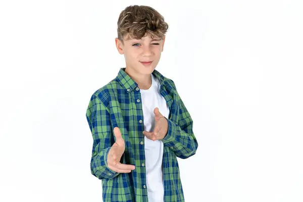 Radostný Hezký Dospívající Chlapec Kostkované Košili Přes Bílé Pozadí Mrknutí — Stock fotografie