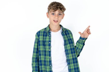 Beyaz arka planda ekose gömlekli yakışıklı çocuk Çince işaret diliyle 