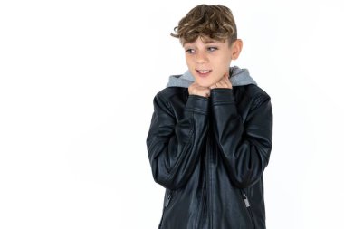 Beyaz stüdyo arka planında poz veren deri ceketli yakışıklı genç çene altında el ele tutuşuyor, yabancılardan samimi sözler duymak güzel.