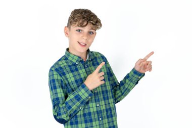 Beyaz arka planda ekose gömlek giyen yakışıklı genç adam gülümsüyor.