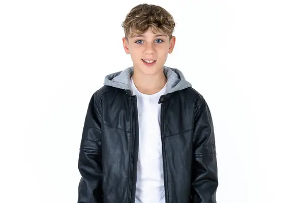 Stilig Tonåring Pojke Läder Jacka Poserar Över Vit Studio Bakgrund — Stockfoto