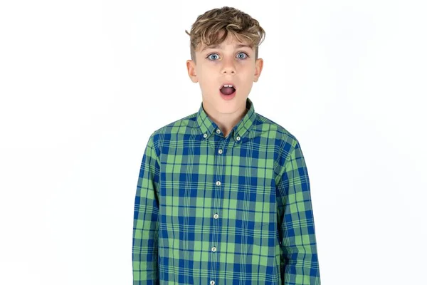 Choqué Beau Garçon Adolescent Portant Une Chemise Carreaux Sur Fond — Photo